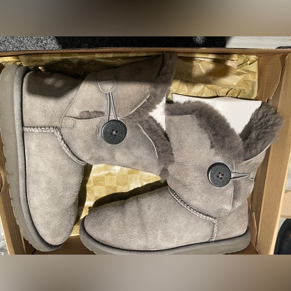 UGG boots - Picture 1 of 6